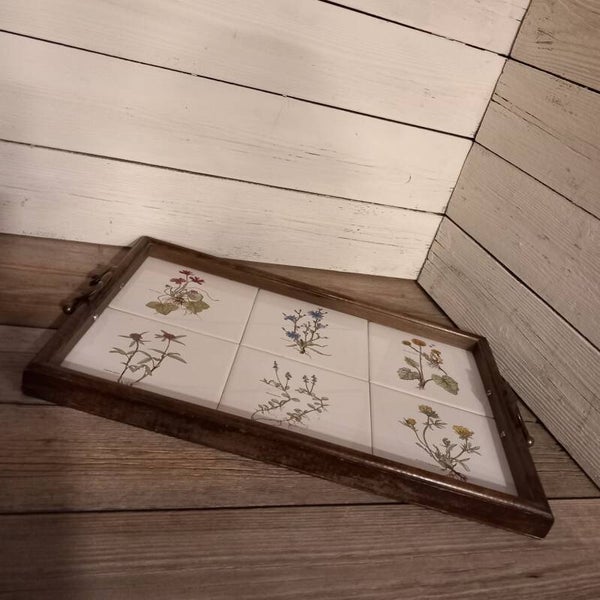 Houten dienblad, belegd met 6 keramische tegels.