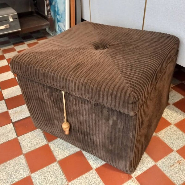 Vintage ribfluwelen / corduroy poef met opbergruimte.