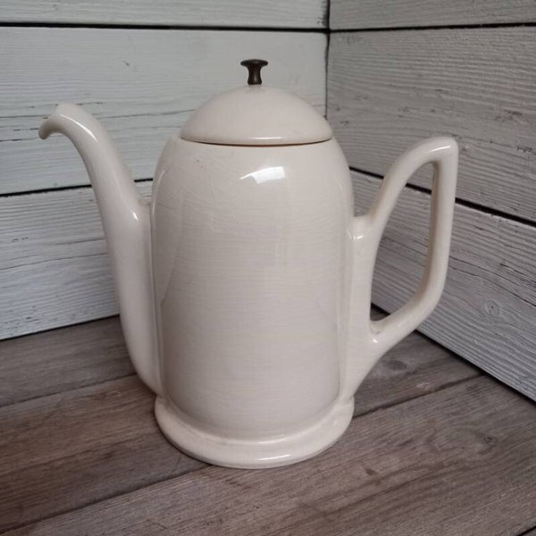 Elegant vormgegeven keramische koffiepot, plateel fabriek Gouda.