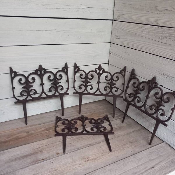 Set van 4 gietijzeren tuinhekjes / borderhekjes.