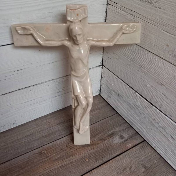 Antiek keramisch kruisbeeld / crucifix
