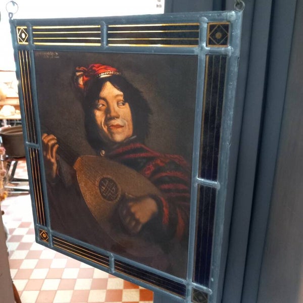 "De luitspeler" van Frans Hals op gebrandschilderd glas in lood.