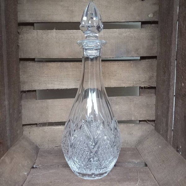 Geslepen kristallen karaf, in nieuwstaat.