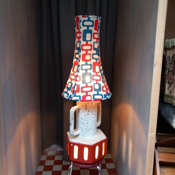 Verlichting: Duitse fat lava vloerlamp, de kap is opnieuw gestoffeerd.