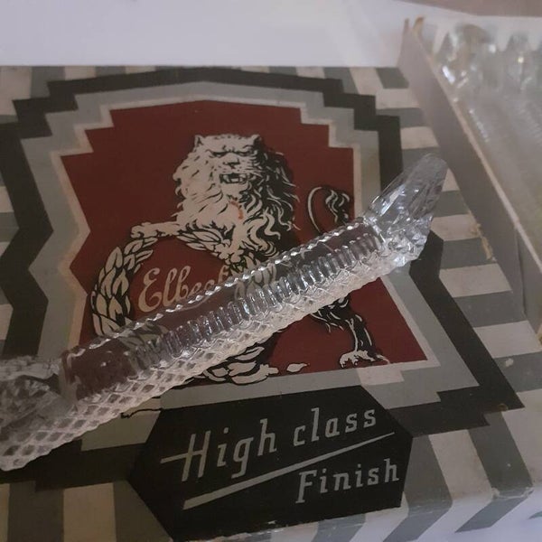 Glaswerk: Set van 12 glazen messenleggers in originelle doos.