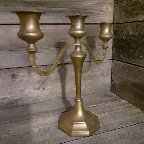 Accessoires: Gave 3 armige kandelaar van messing, hoogte 24 cm.