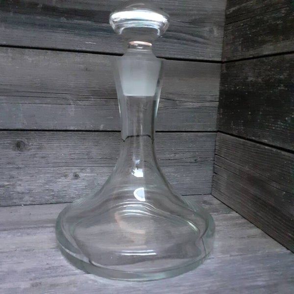 Puntgave glazen scheepskaraf.