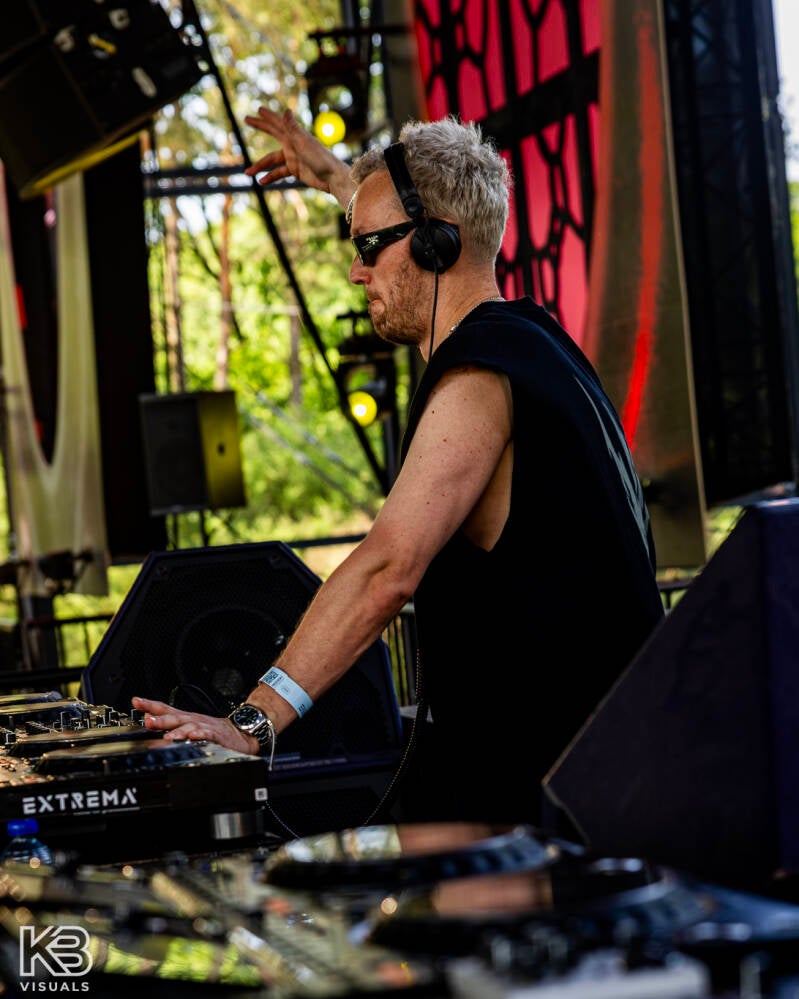 extrema-by-kbvisuals-400-standard.jpg