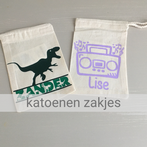 Katoenenzakje met naam. Katoenenzakje met opdruk. Katoenenzakje met tekst. Kampzak. Waszak