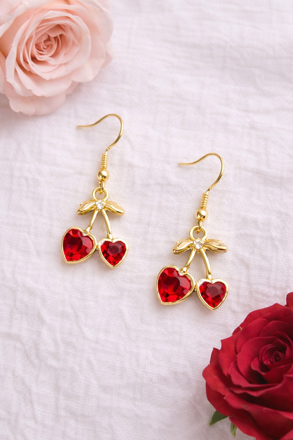 Kirsch-Ohrringe mit roten Herzkristallen – goldfarben, romantischer Schmuck | the lumea Studio