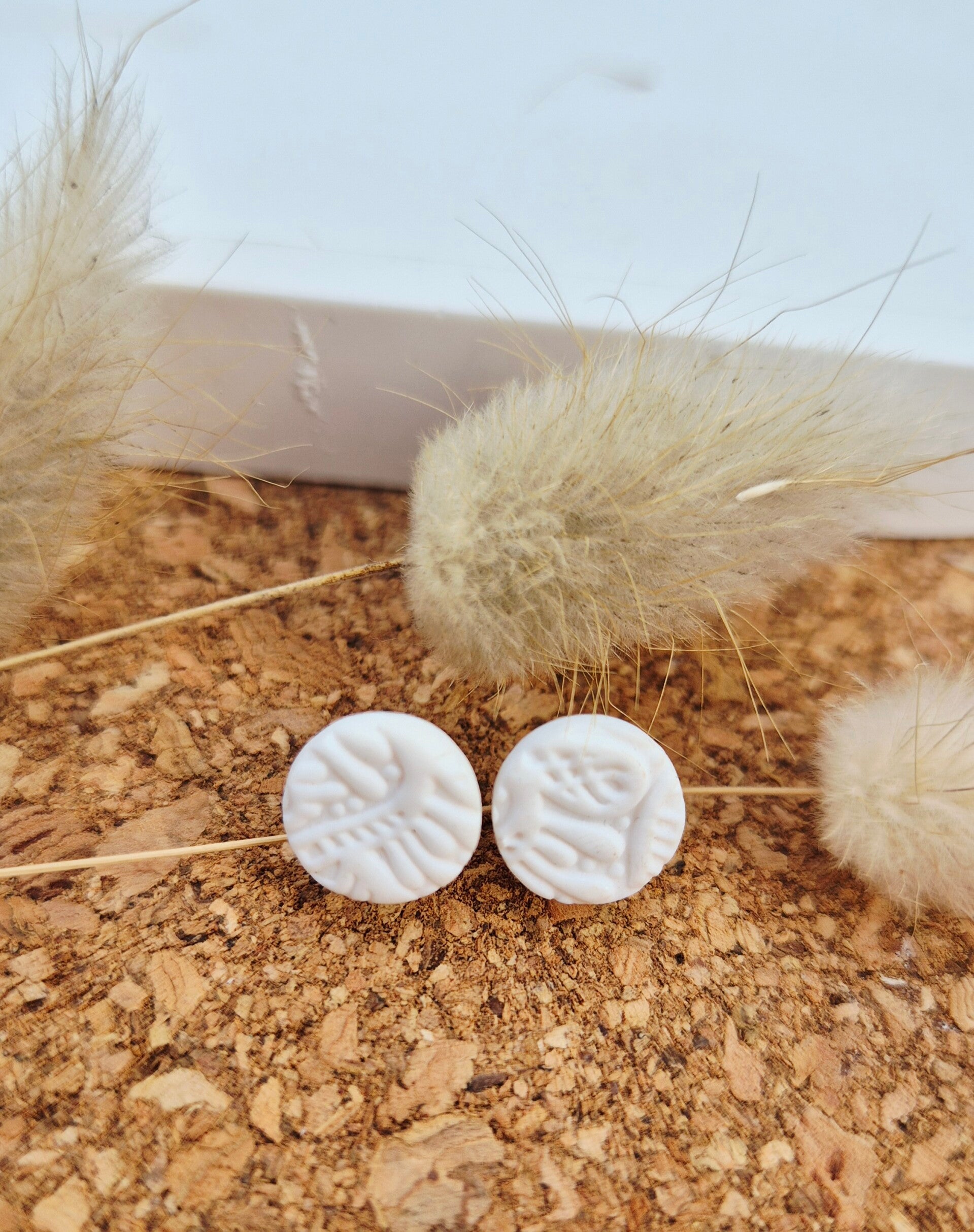 Weisse Ohrstecker in Spitzen-Optik