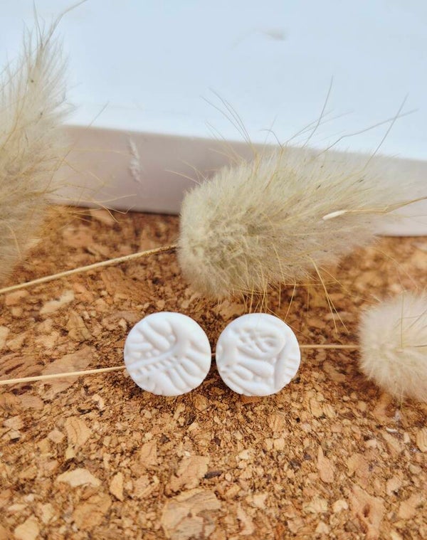 Weisse Ohrstecker in Spitzen-Optik