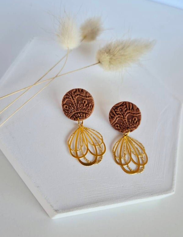 Brauner Spitzen-Look mit Goldblume