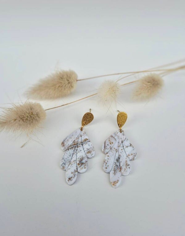 Goldener Ohrstecker mit weissem Blatt-Anhänger