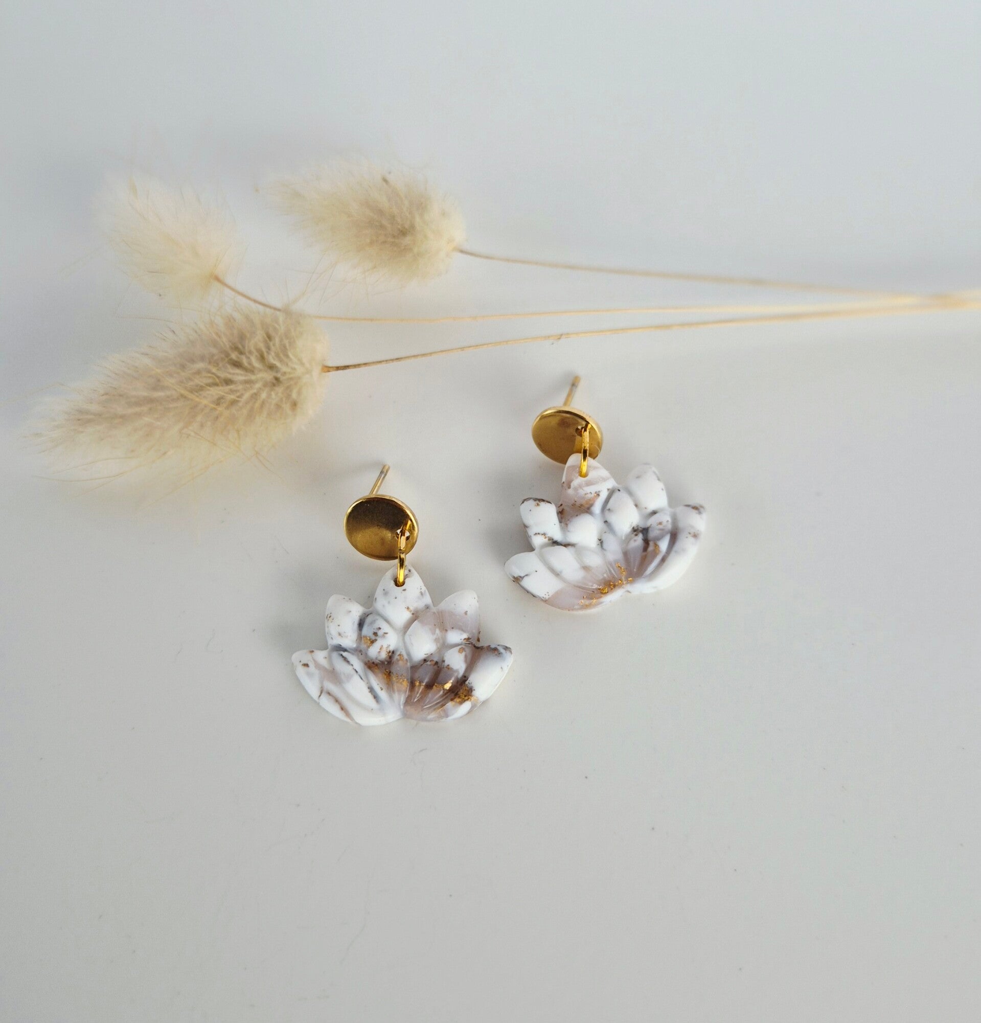 Weiss-goldene Lotus