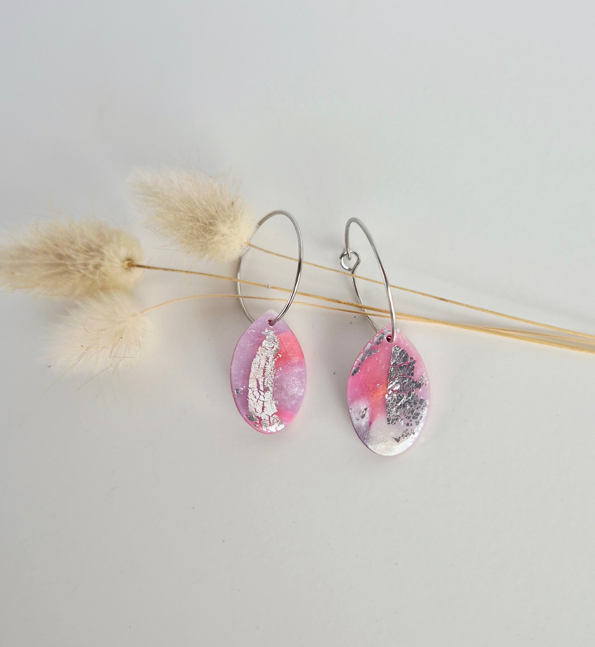 Silberne Creolen mit Rosa-Magenta Tropfen