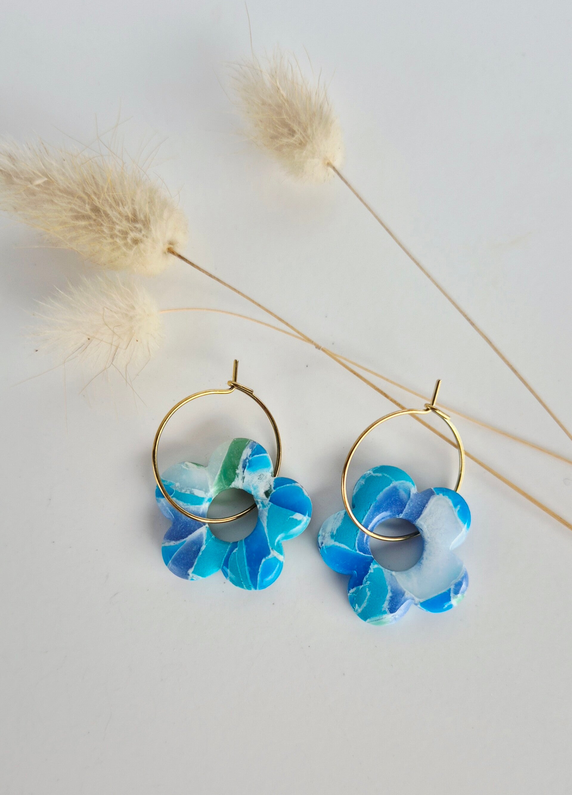 Goldene Creolen mit Ozean-Blumen