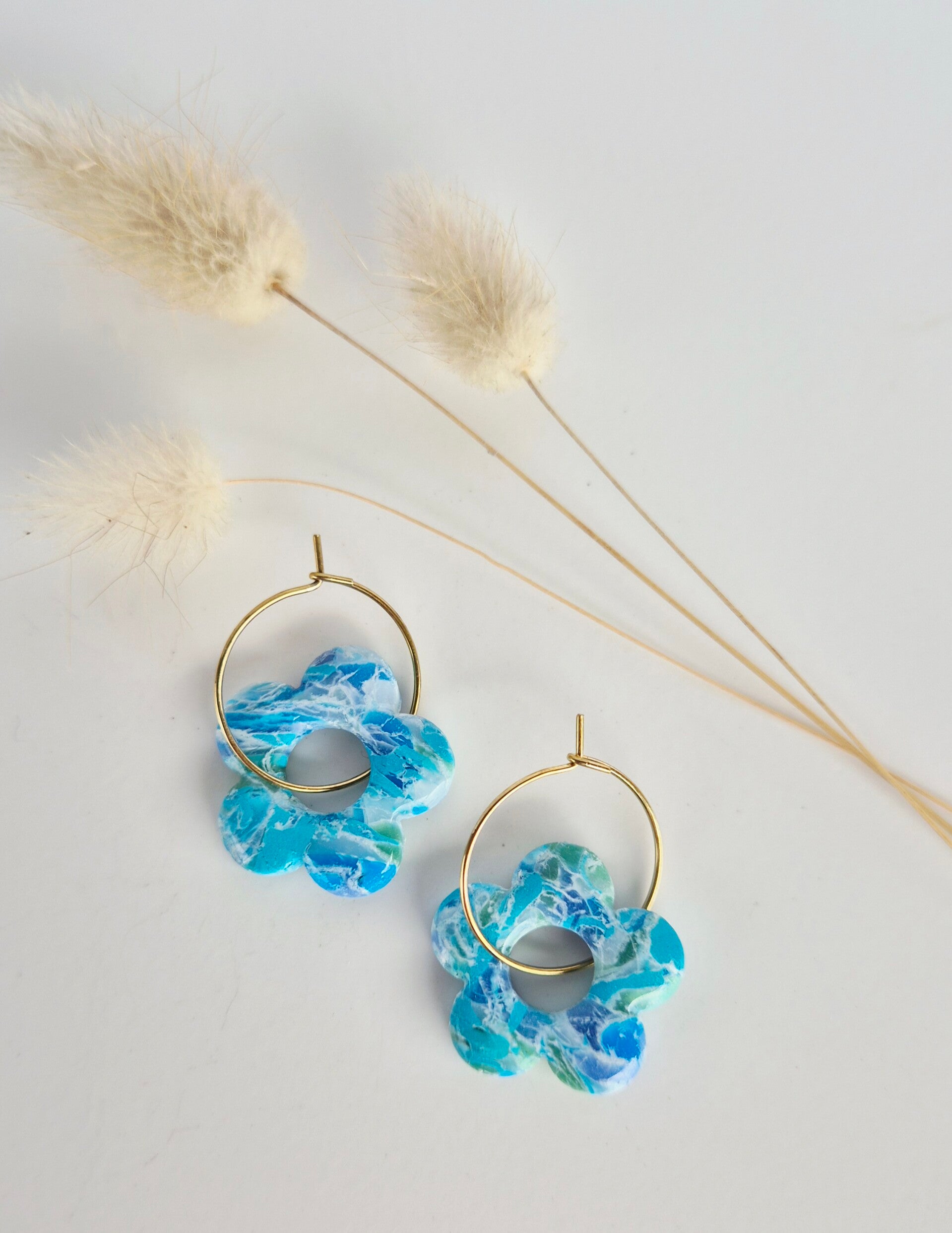 Goldene Creolen mit Ozean-Blumen