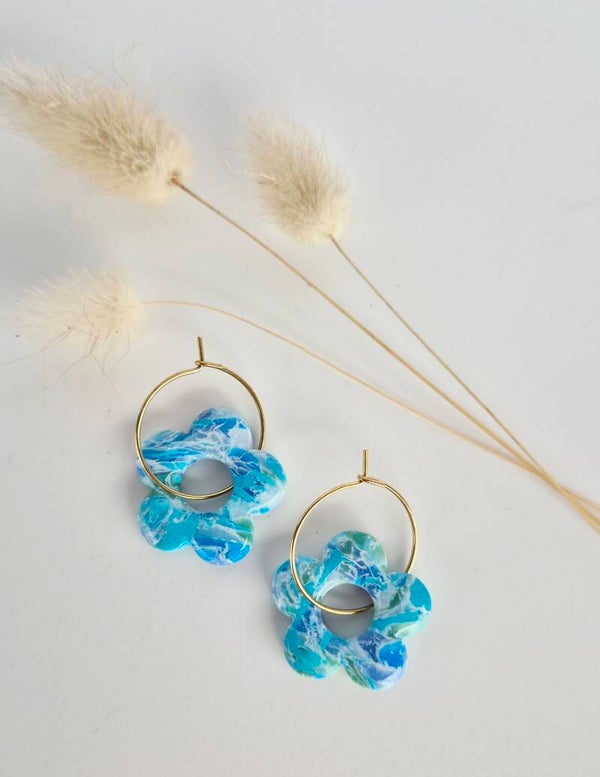Goldene Creolen mit Ozean-Blumen