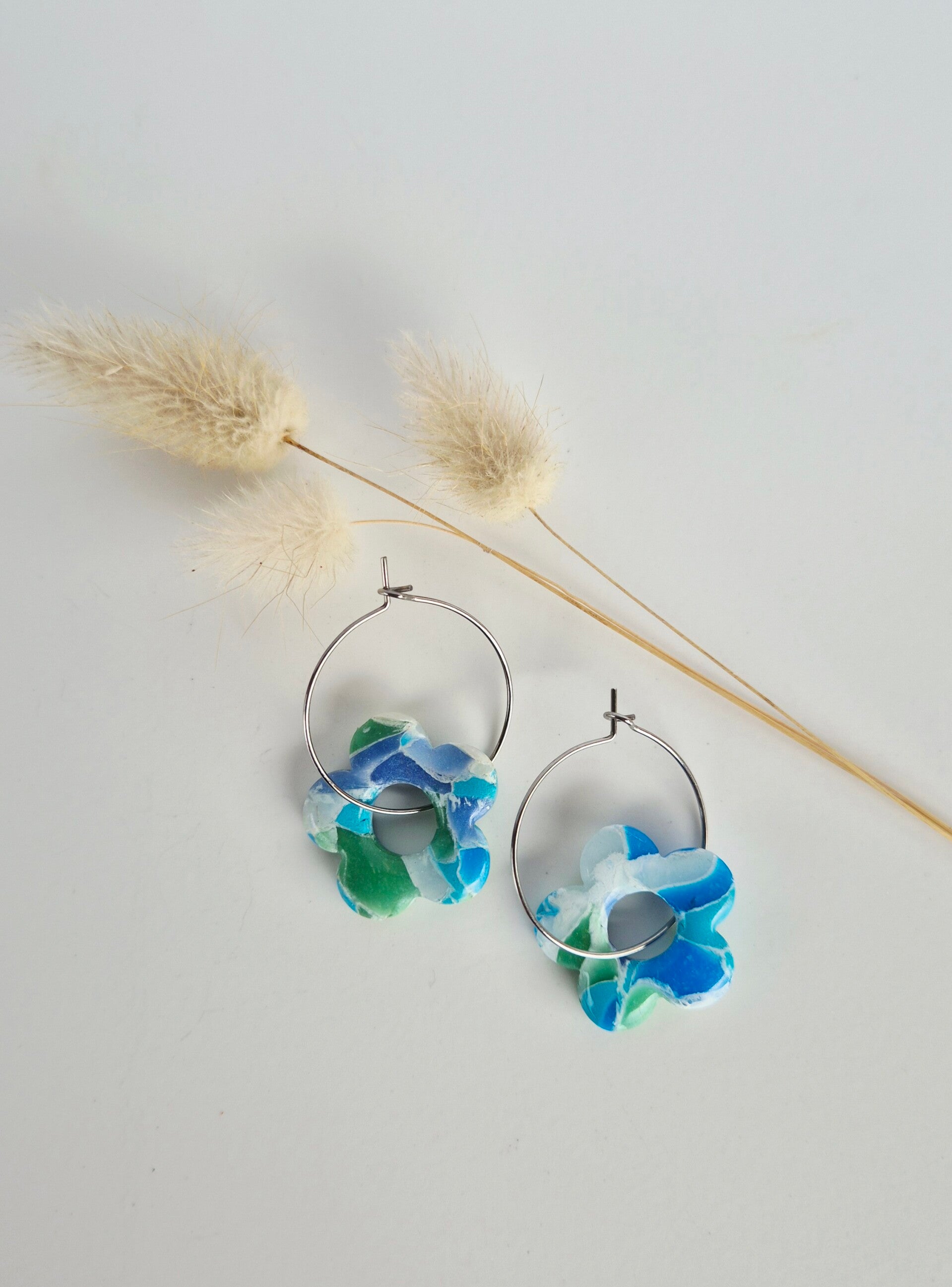 Silberne Creolen mit Ozean-Blumen
