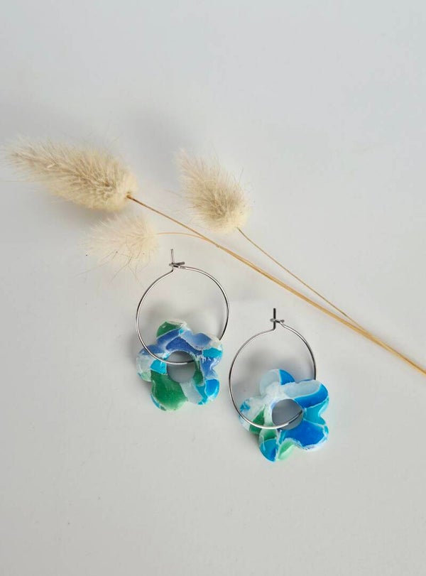 Silberne Creolen mit Ozean-Blumen
