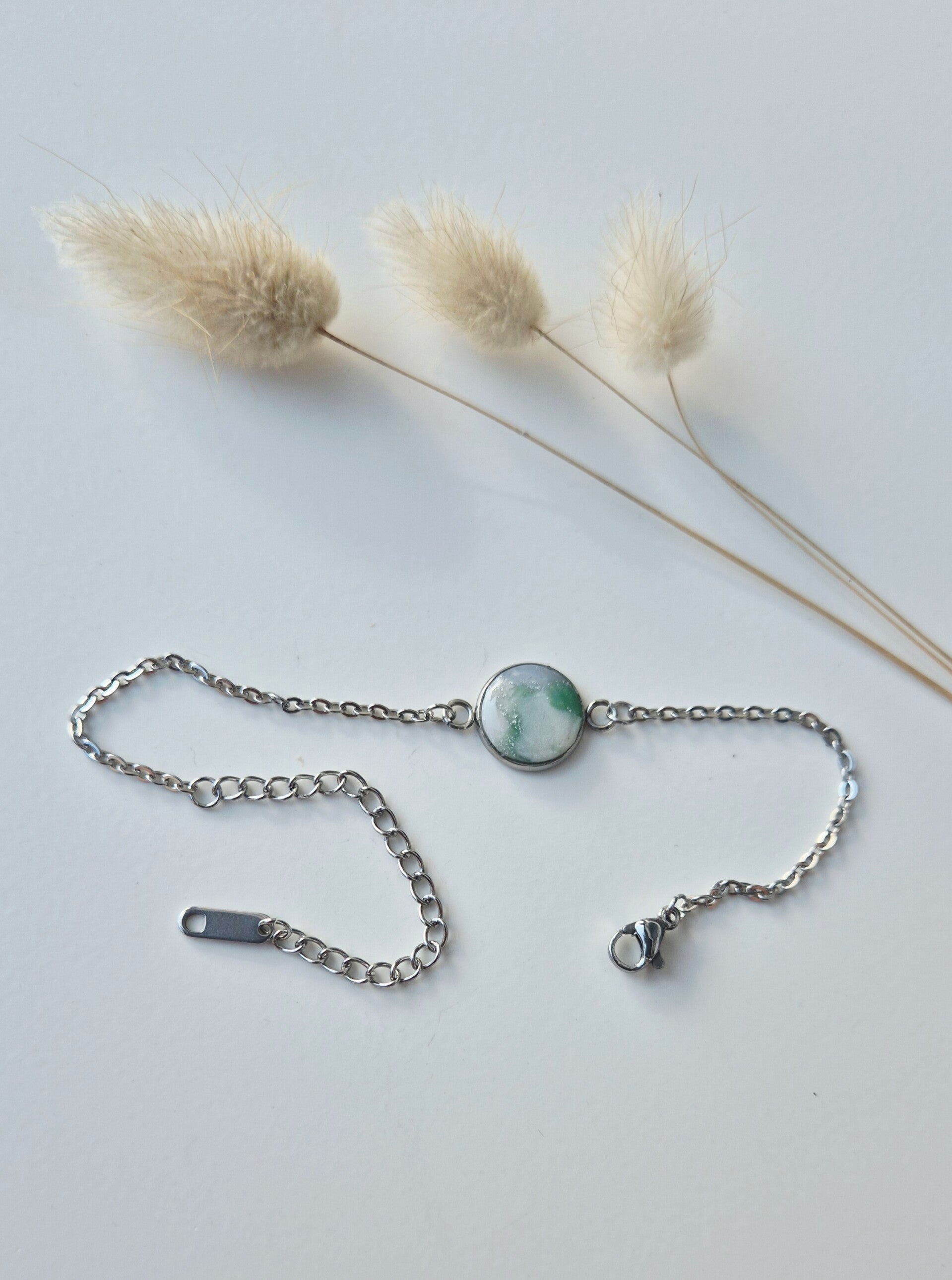 Silberne Armkette in Mint-Weiss