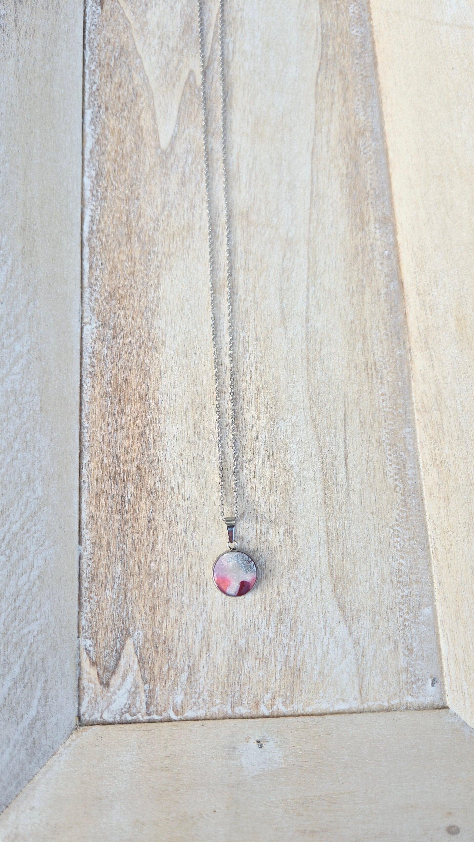 Silberne Halskette in zartem Rosa-Weiss-Kirschrot