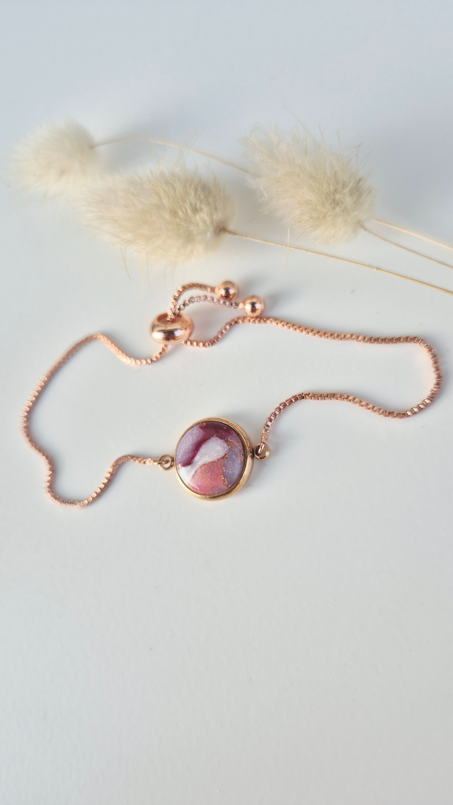 Roségoldene Armkette in Rosa-, Kirsch- und Weisstönen