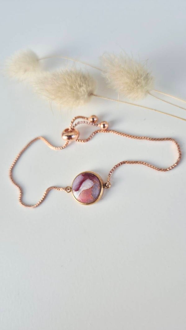 Roségoldene Armkette in Rosa-, Kirsch- und Weisstönen