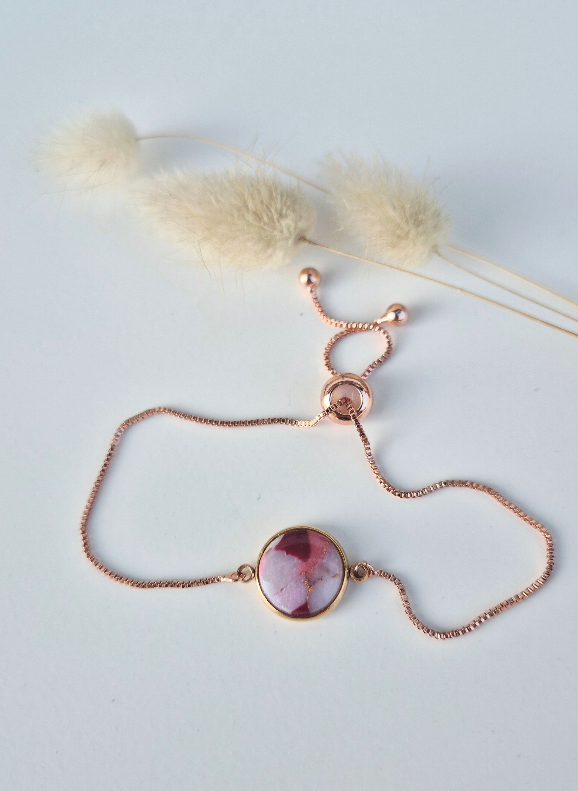 Roségoldene Armkette in Rosa-, Kirsch- und Weisstönen