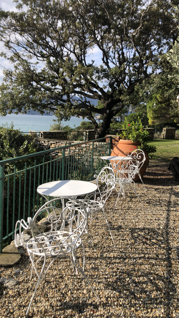 Set tavolino con due poltrone