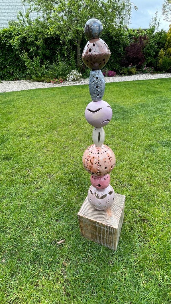 Unieke keramische totem met warme verlichting