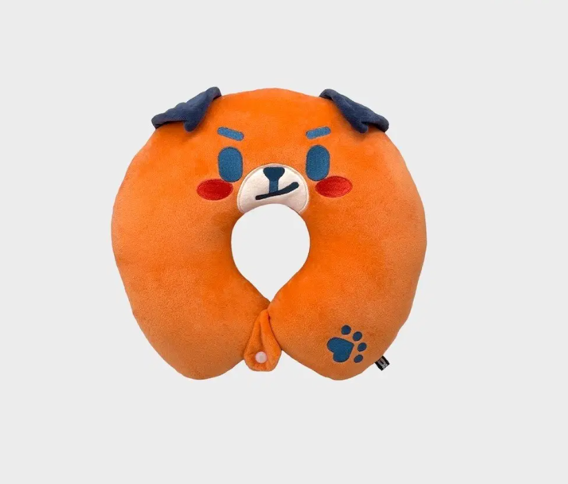 A dog and plane neck kussen