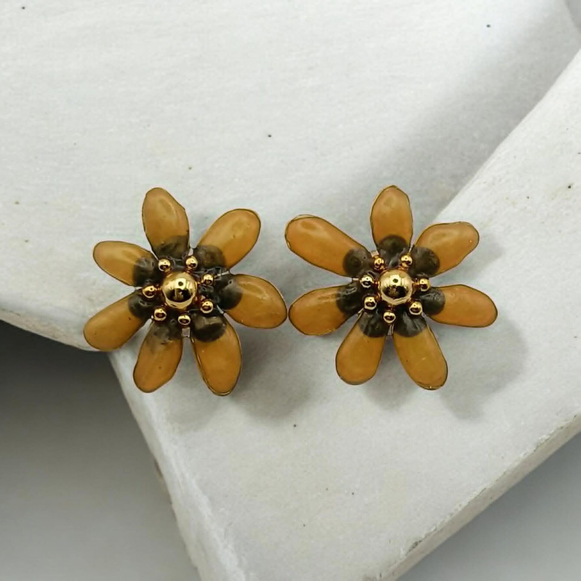 ☀️ Boucles d'oreilles Fleur en Résine Jaune Solaire - Soleïa.
