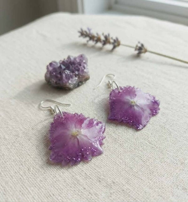 🌸 Boucles d'oreilles "Hydrangea" — Véritables pétales d'hortensia et résine pailletée.