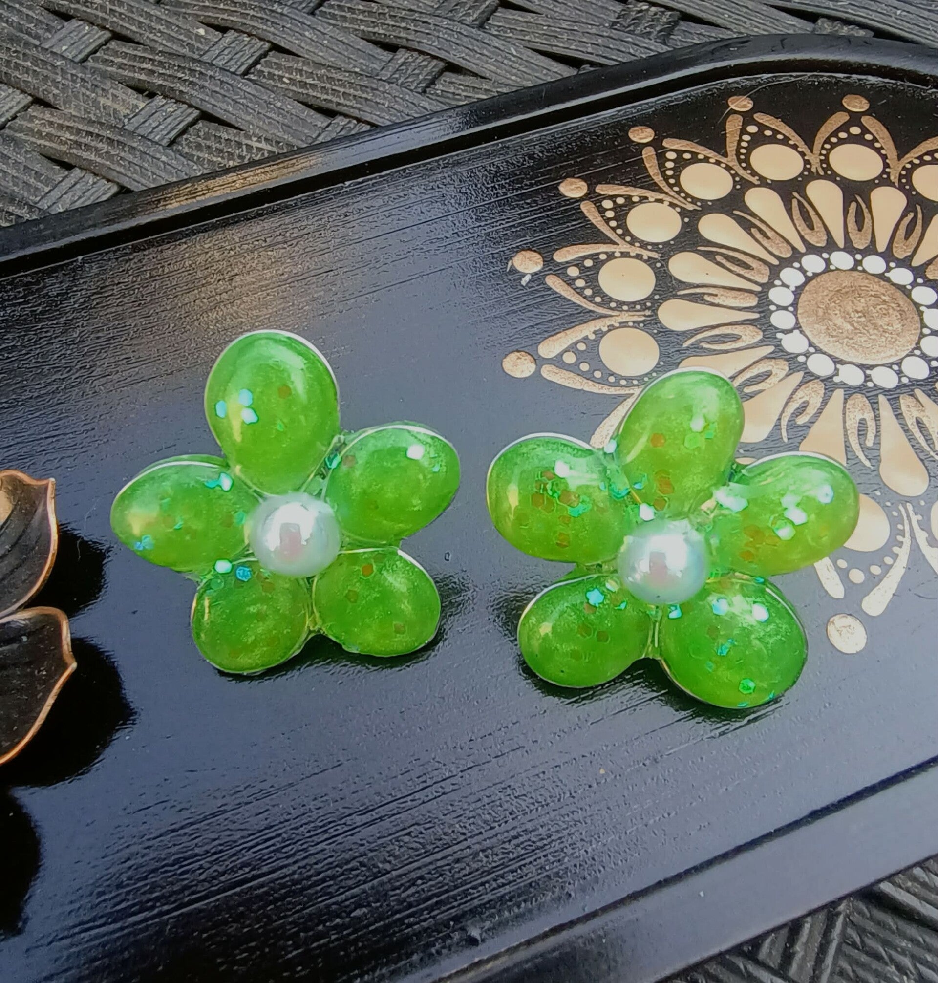 🌺Boucles d'oreilles Fleur en Résine - Rosée Émeraude.