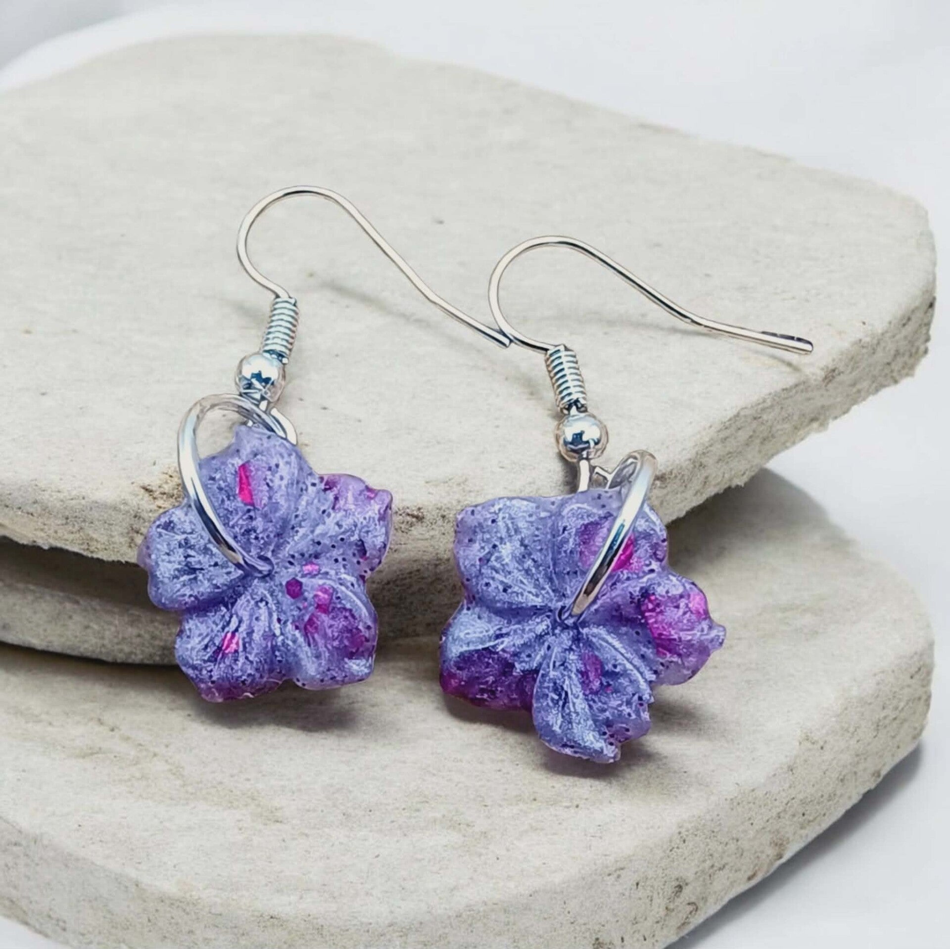 🌸 Boucles d’oreilles fleurs - Mauve envoûtant - 15 mm.