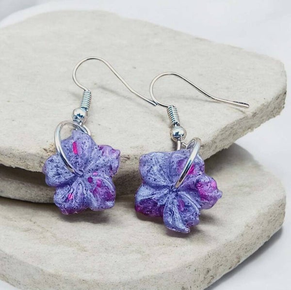 🌸 Boucles d’oreilles fleurs - Mauve envoûtant - 15 mm.