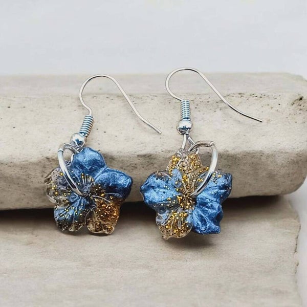 🌸 Collection Floréa – Boucles d’oreilles fleurs - Noir Elégant - 15 mm.