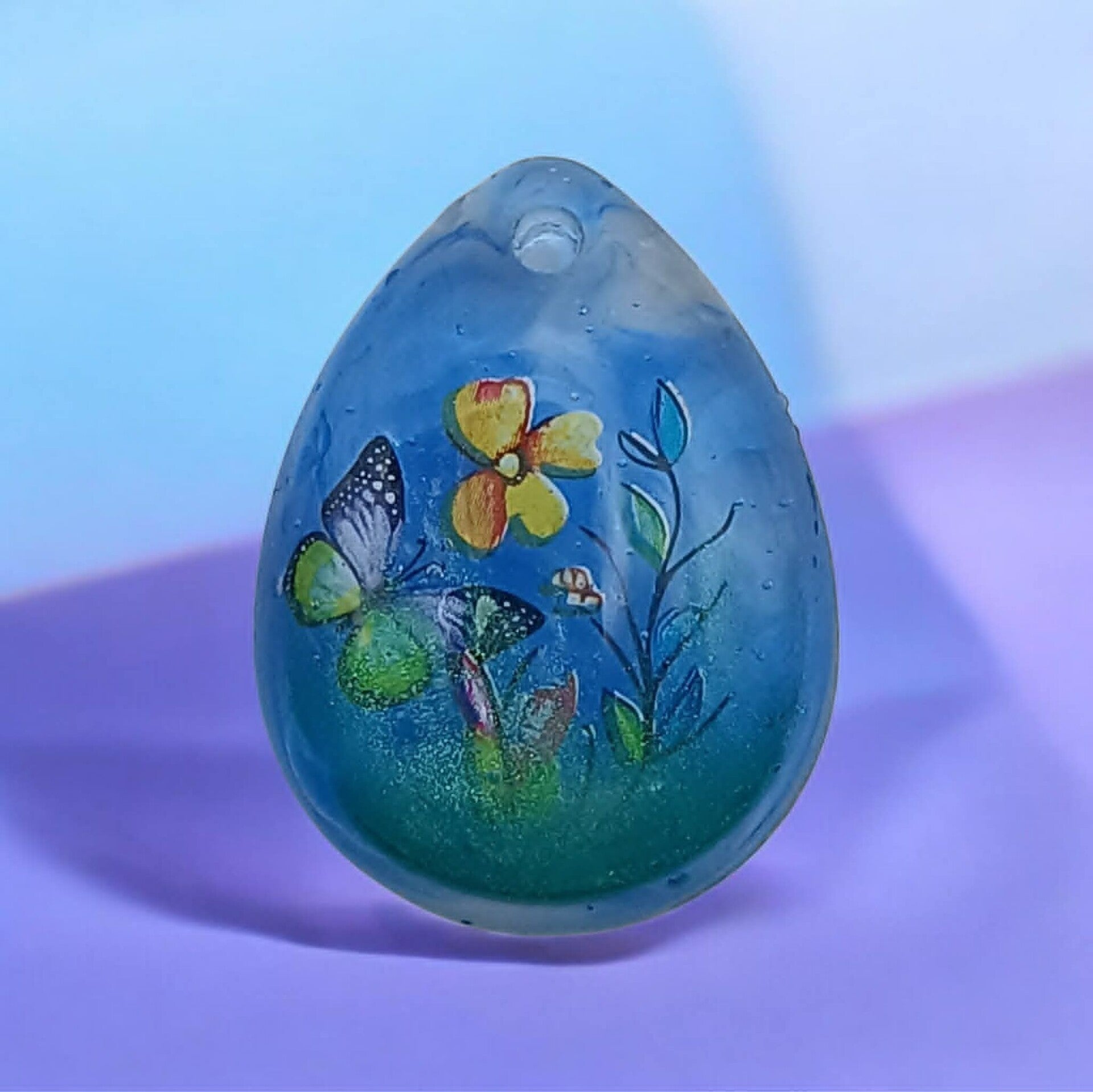 🦋 Médaillon en résine - L'Innocence du Papillon Azur.