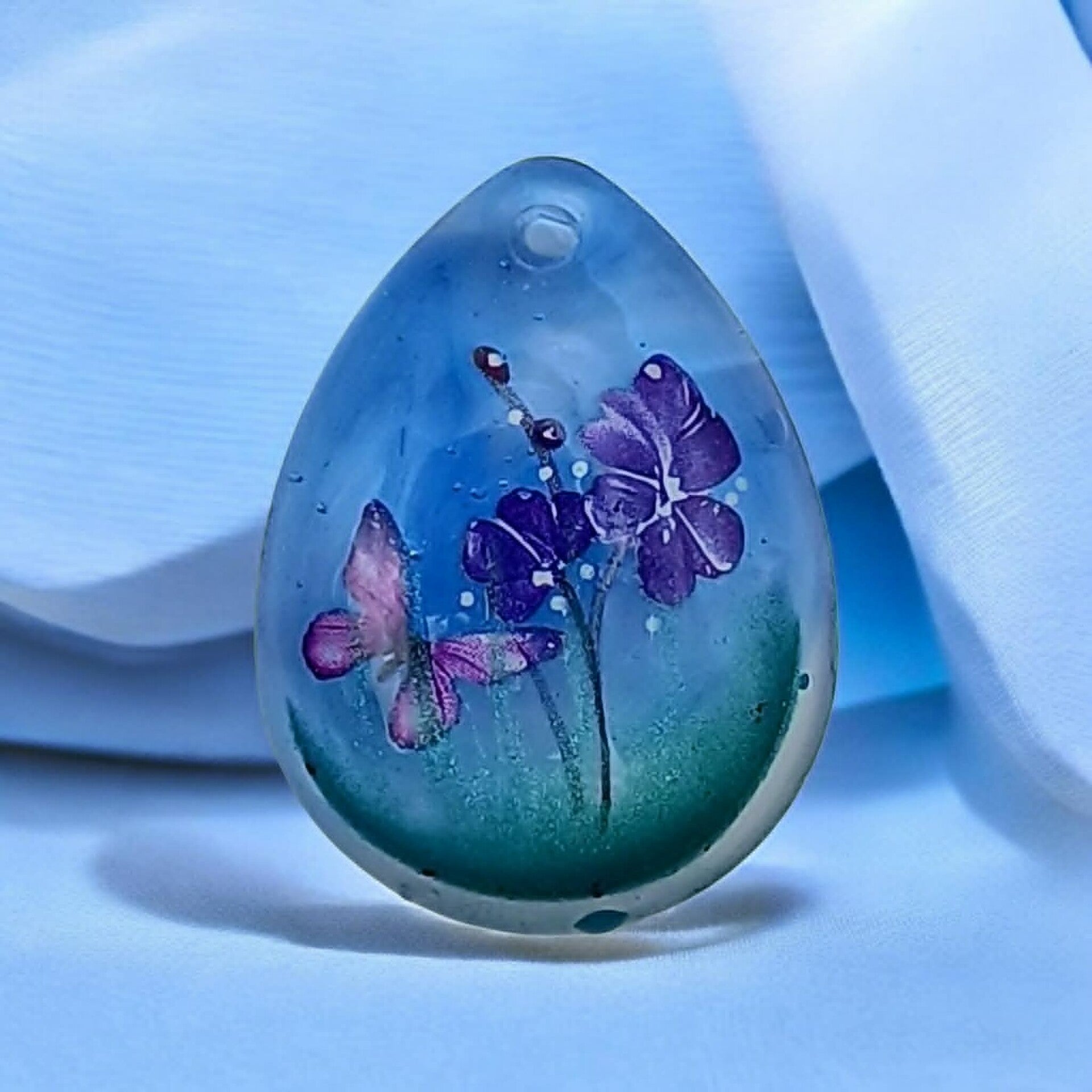 🦋 Médaillon en résine - Le Rêve de Papillon Pourpre.