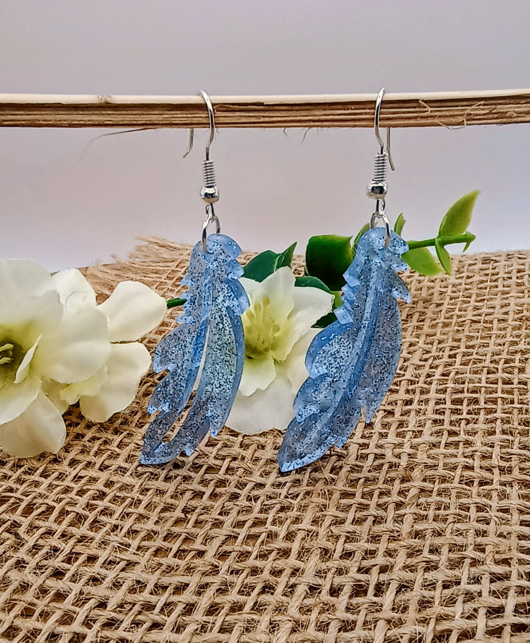 💙 Boucles d'oreilles Plumes - Éclats Denim – Plume | Boucles d’oreilles 65 mm.