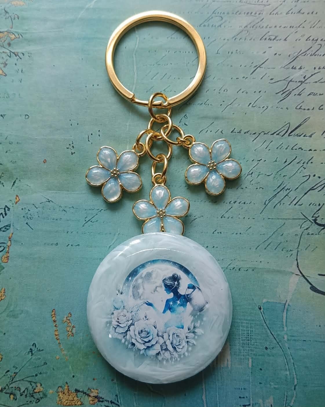 🔑 En porte-clé doré.