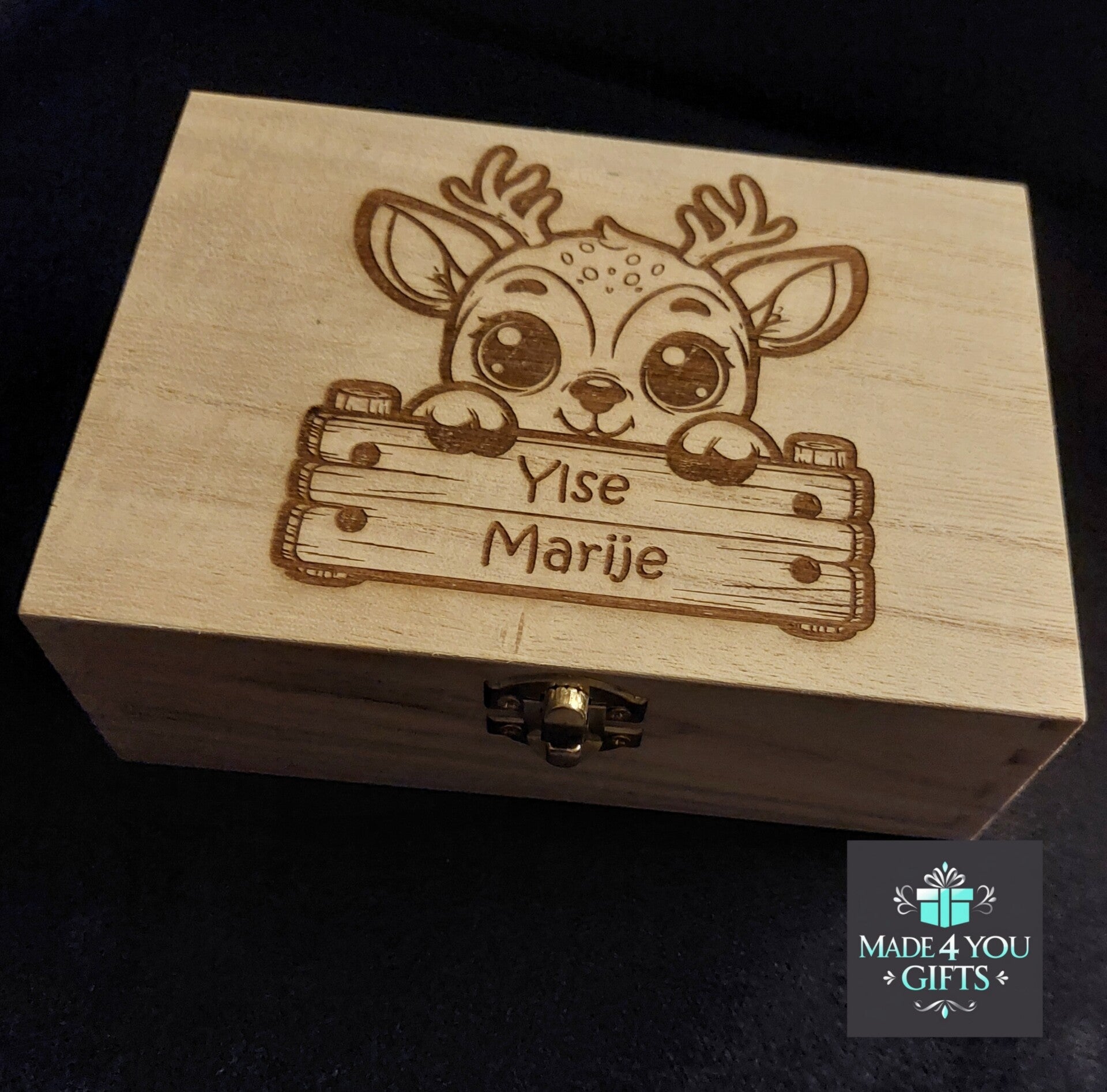 Klein kistje met kiekeboe gravure en naam