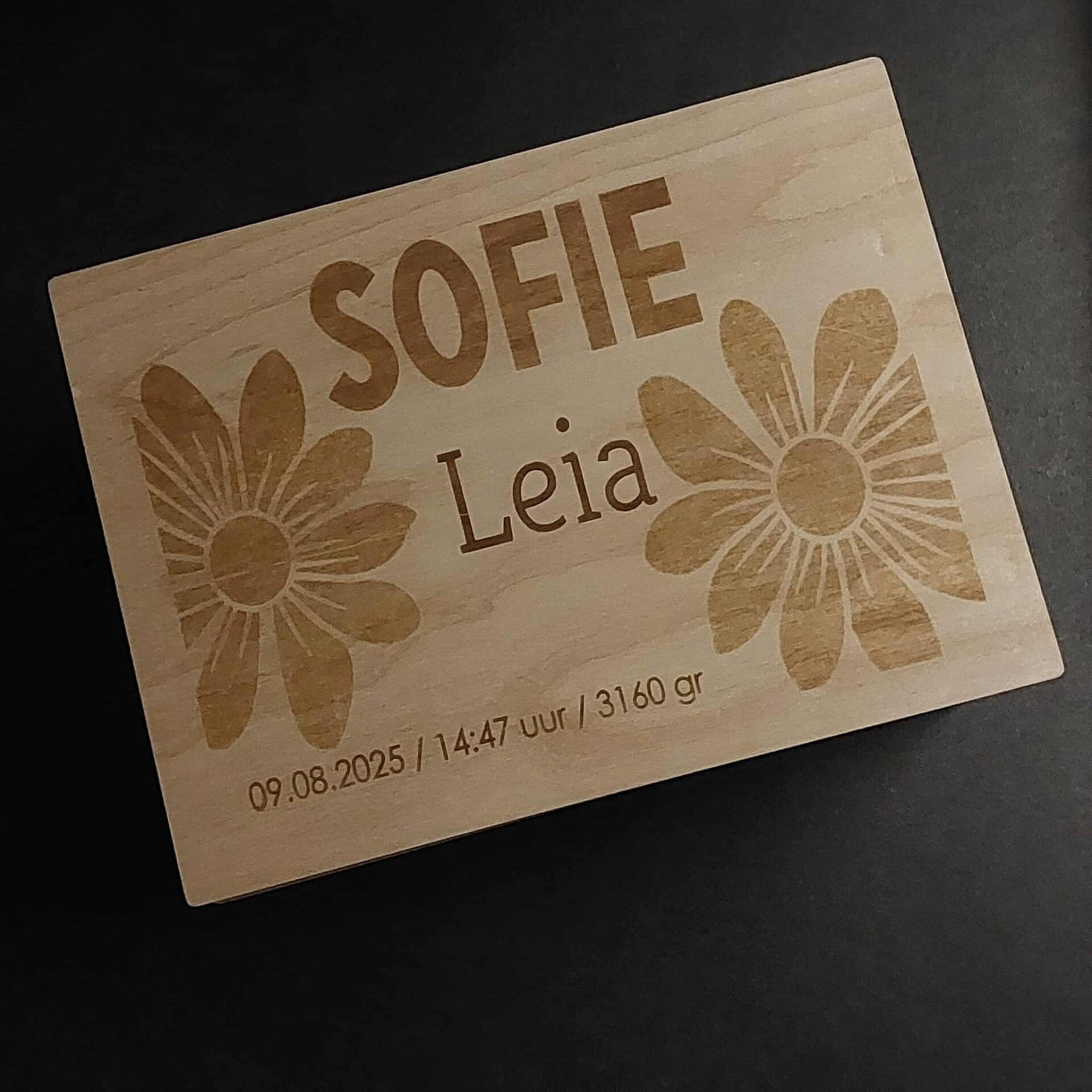 Geboortekist met gravure van geboortekaartje