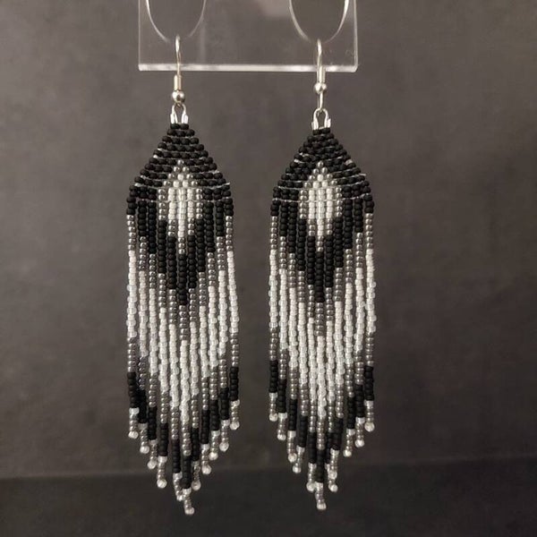 Franje oorbellen Black & White