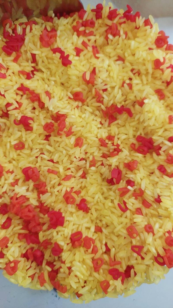 Gele glutenvrije letter/cijfer rijst