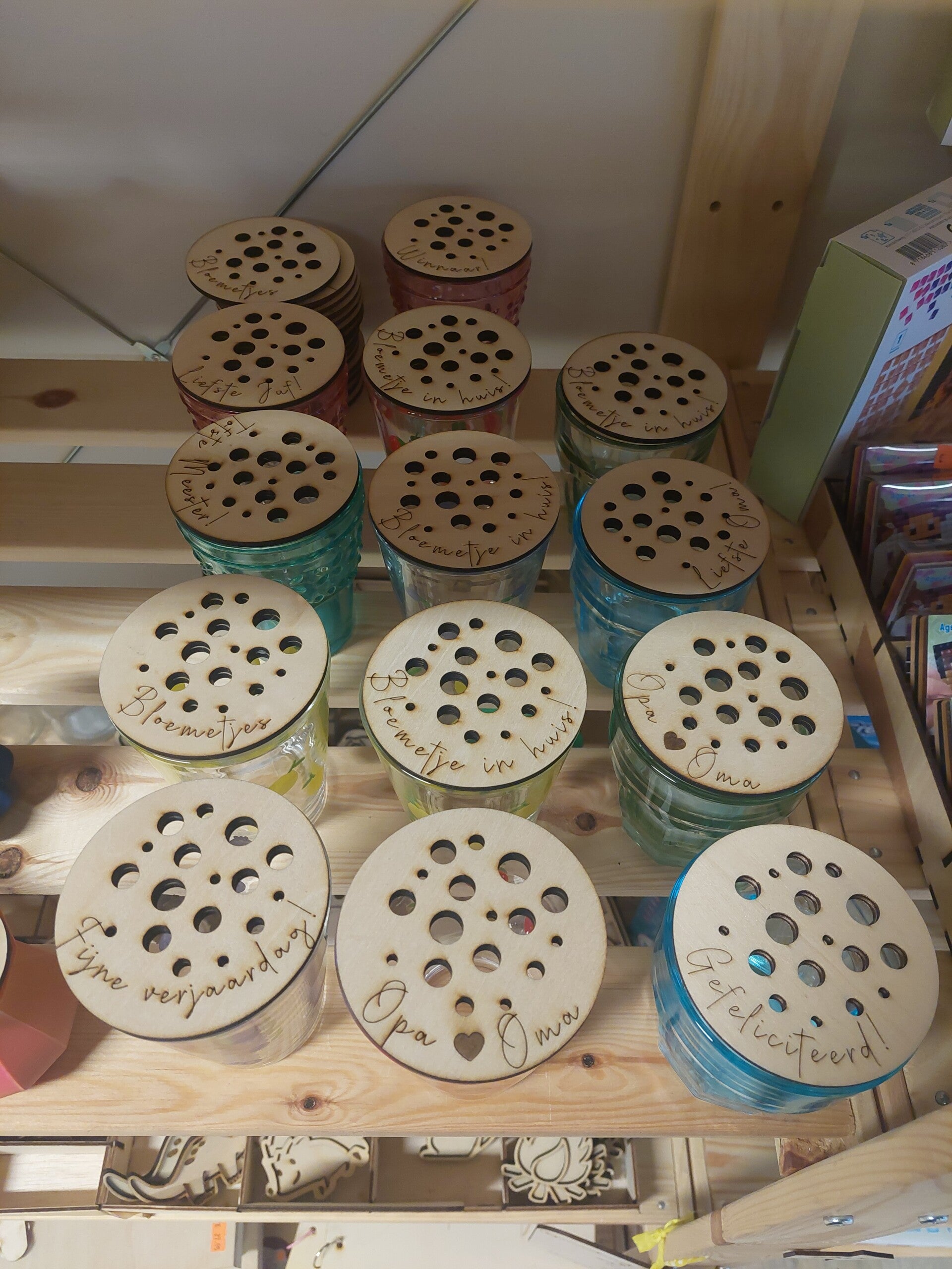Houten bloemhouder