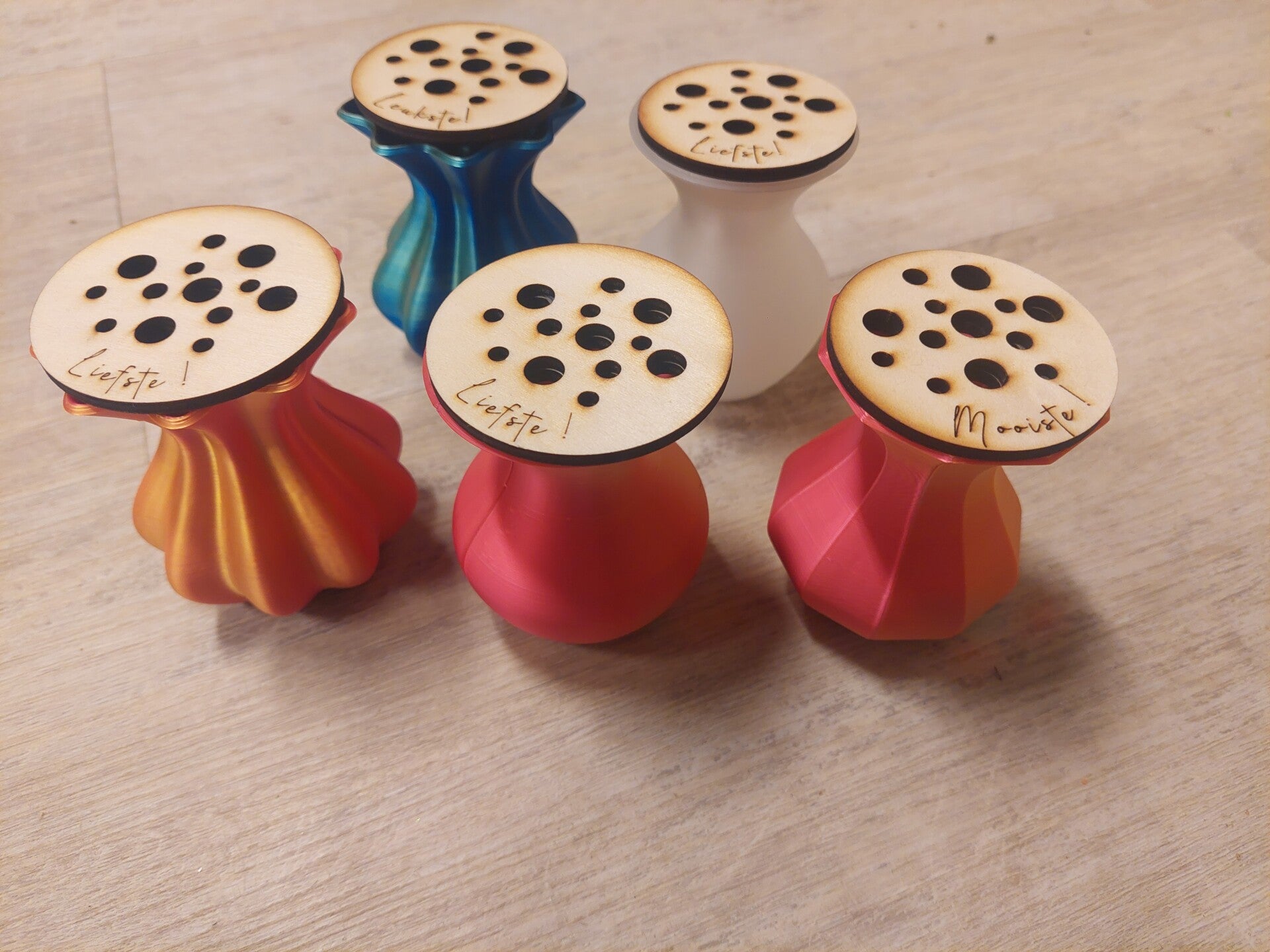 3d geprint vaasje met houten bloemverdeler
