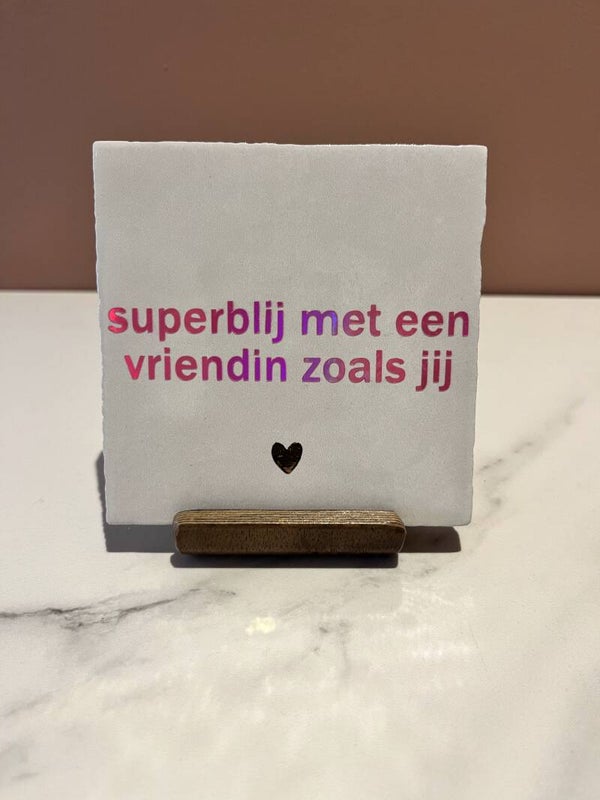 Tegel 'superblij met een vriendin zoals jij'